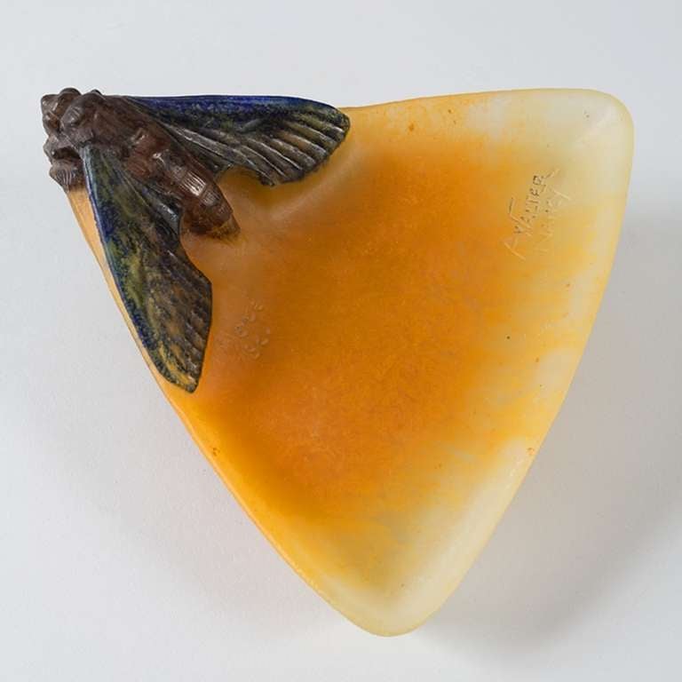 Vassoio in vetro triangolare Art Nouveau francese in pâte-de-verre di Amalric Walter, raffigurante una grande falena su un fondo graduato da arancione a giallo.

Un piatto simile è raffigurato in: Amalric Walter (1870-1959), di Keith Cummings, 
