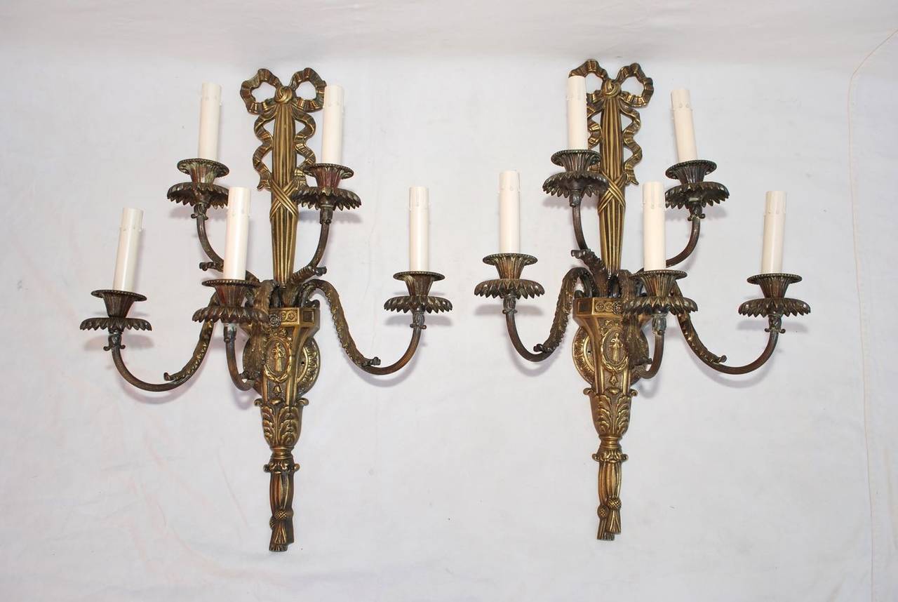 Nous avons plus de 3000 appliques anciennes et plus de 1000 lampes anciennes, si vous avez besoin d'une paire spécifique d'appliques ou de lampes, utilisez le bouton 