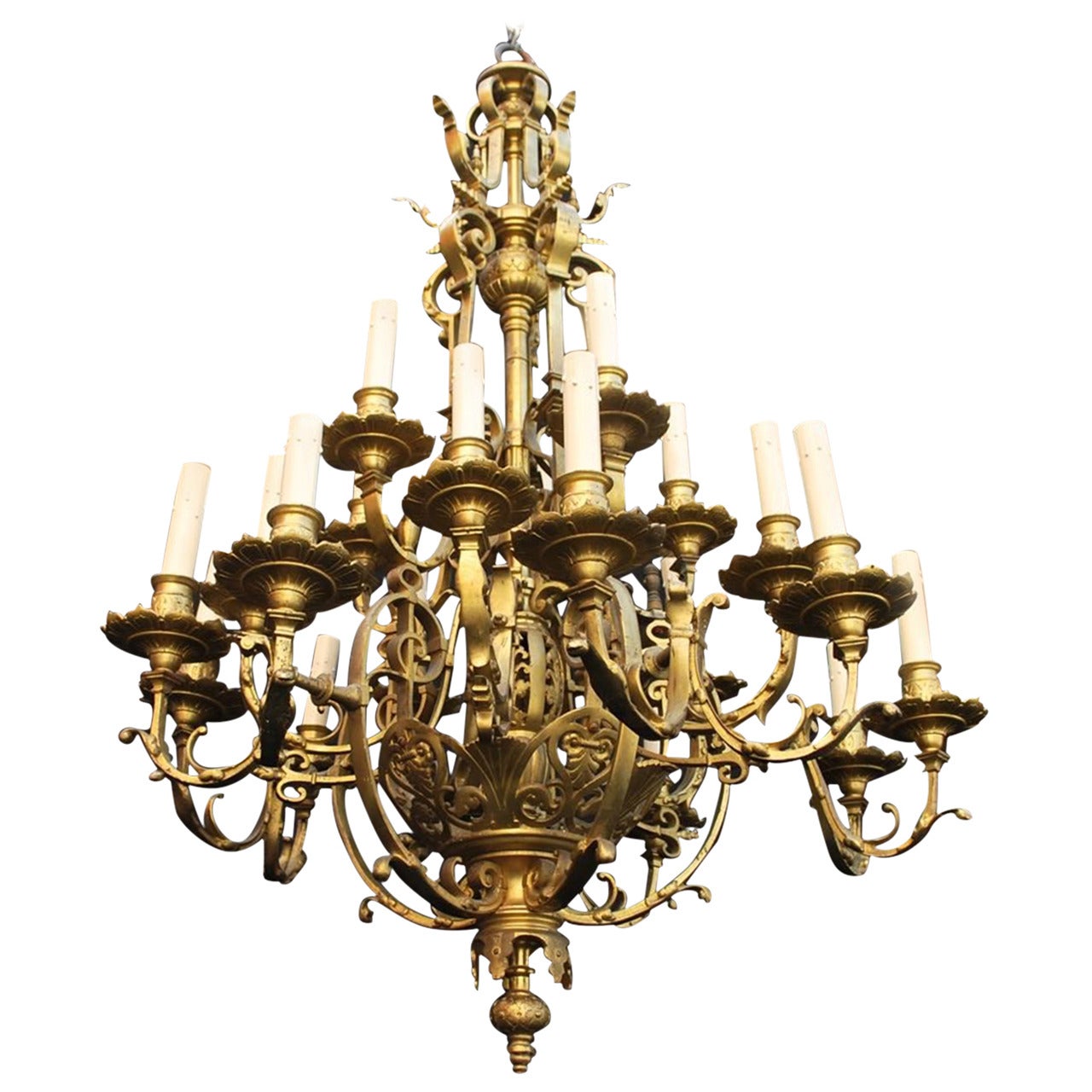 Großer französischer Bronze-Kronleuchter mit zwanzig Lichtern aus dem 19. Jahrhundert im Angebot