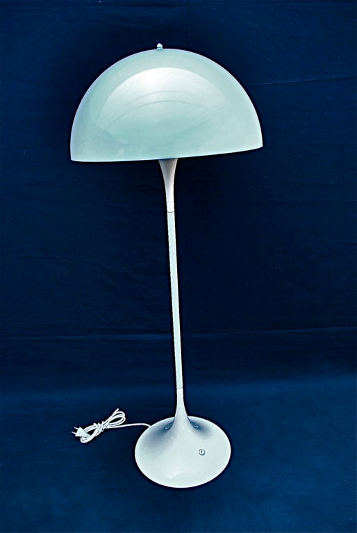 A elegant floor lamp by the iconic VERNON PANTON,  panthella, the lines are simple but elegant