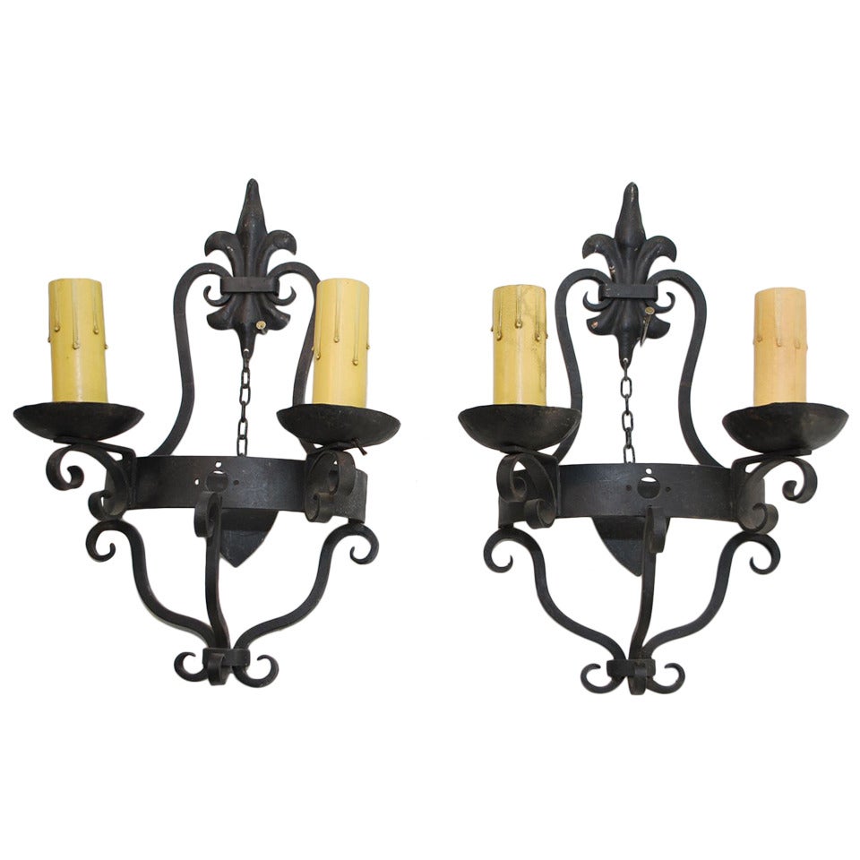 Ancienne paire d'appliques françaises en fer forgé en vente