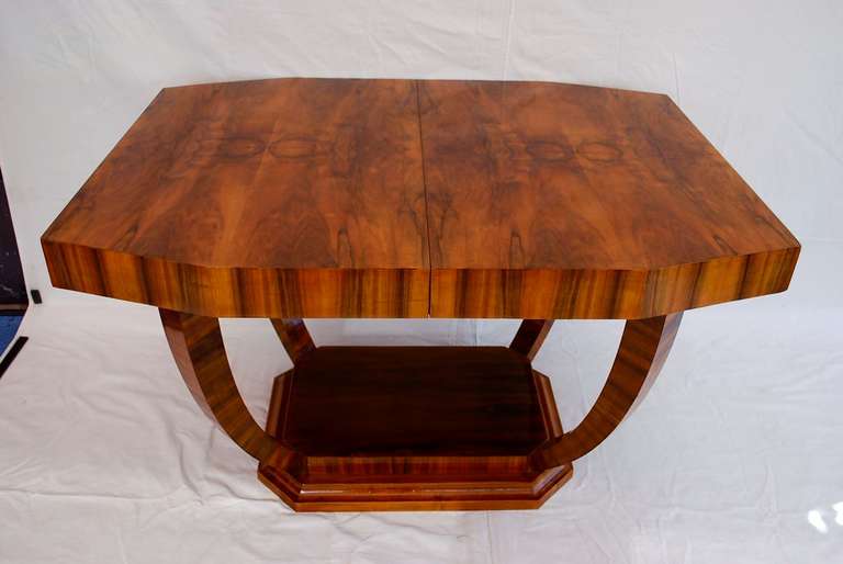 A beautiful French Art deco table, the burl walnut  wood is 
so beautiful, the picture speak for it self, the table can accomodate leaves if you like, but no leaves came with the table, actually during that time, the leaves were just plain boring