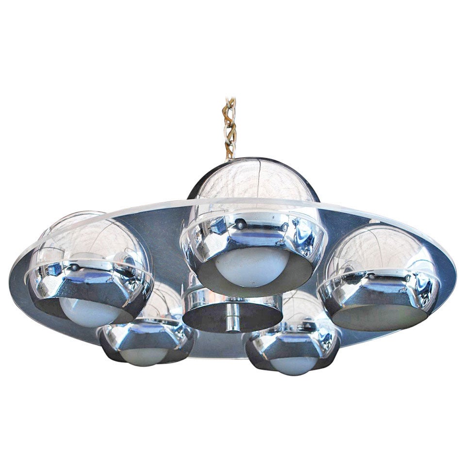 Lucite- und Chrom-Leuchte im Angebot