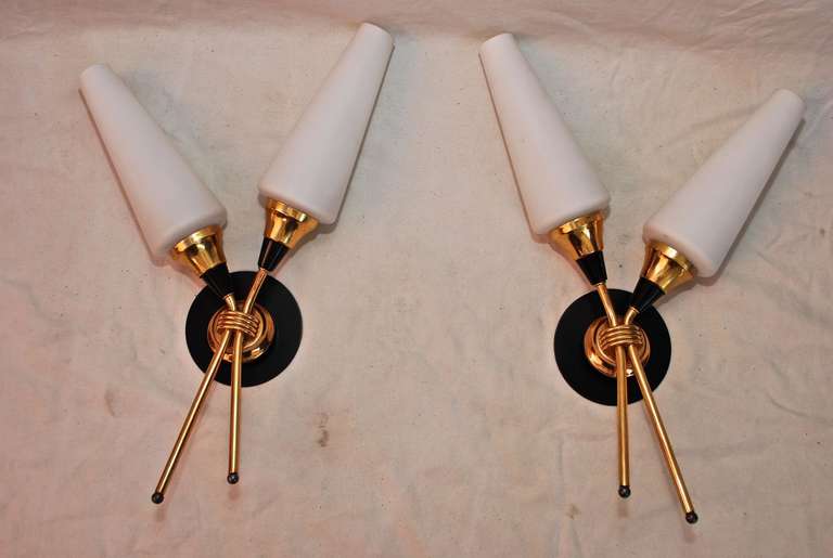 Une belle et élégante paire d'appliques françaises du milieu du siècle, la photo parle d'elle-même. Nous avons plus de trois mille appliques anciennes et plus de mille lampes anciennes. Si vous avez besoin d'une paire spécifique d'appliques ou de