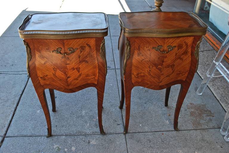 Antique Pair of Beautiful French Night Stands or Side Tables In Good Condition In Los Angeles, CA