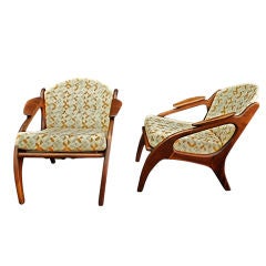 Ein Paar Stühle aus der Mitte des Jahrhunderts von ADRIAN PEARSALL  mit Fußhocker