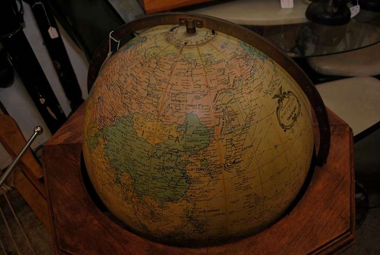 Antique   illuminating world globe In Good Condition In Los Angeles, CA