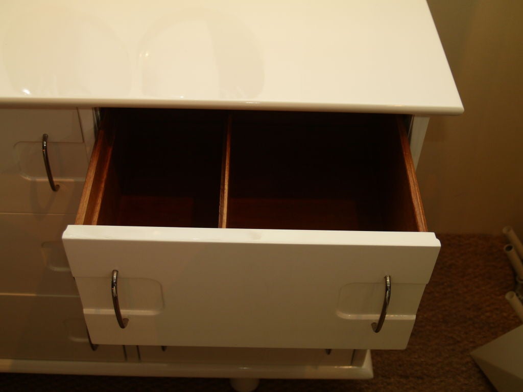 Mid-Century Modern White Kent Coffey Nine-Drawer Dresser In Good Condition For Sale In Miami, FL
