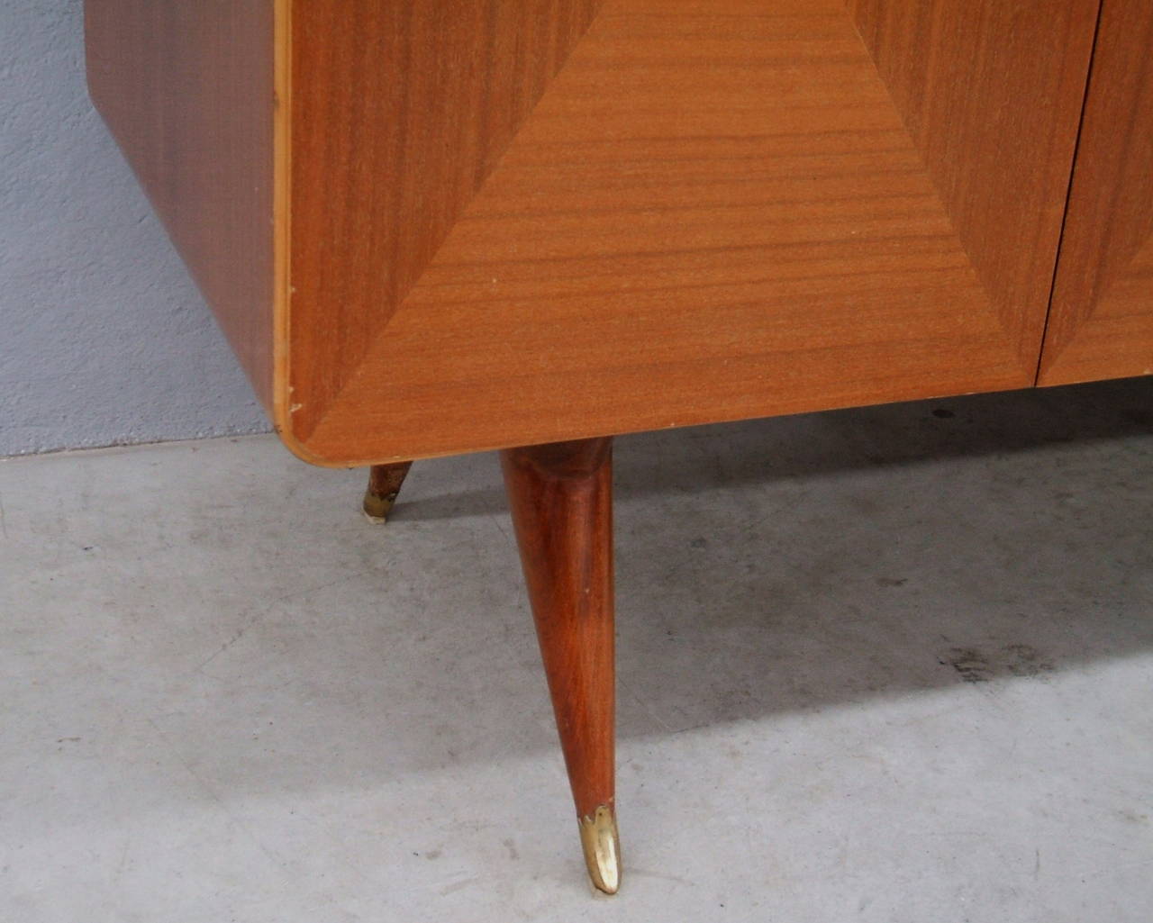 1940er Jahre Elegantes italienisches Art Deco Sideboard im Stil von Gio Ponti Keramisches Messing (Italienisch) im Angebot