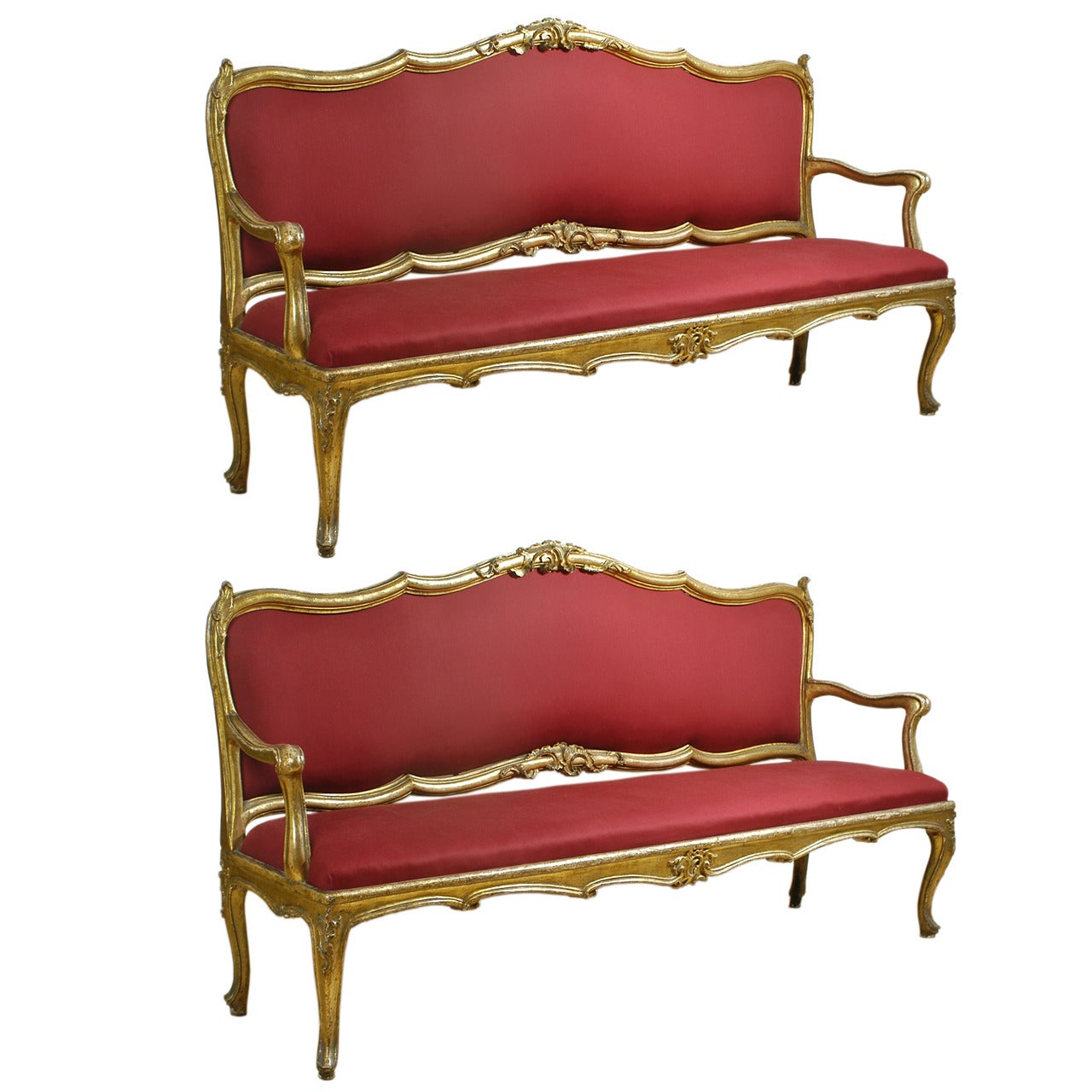 Extraordinaire paire de petits canapés Louis XV en bois doré, Italie en vente