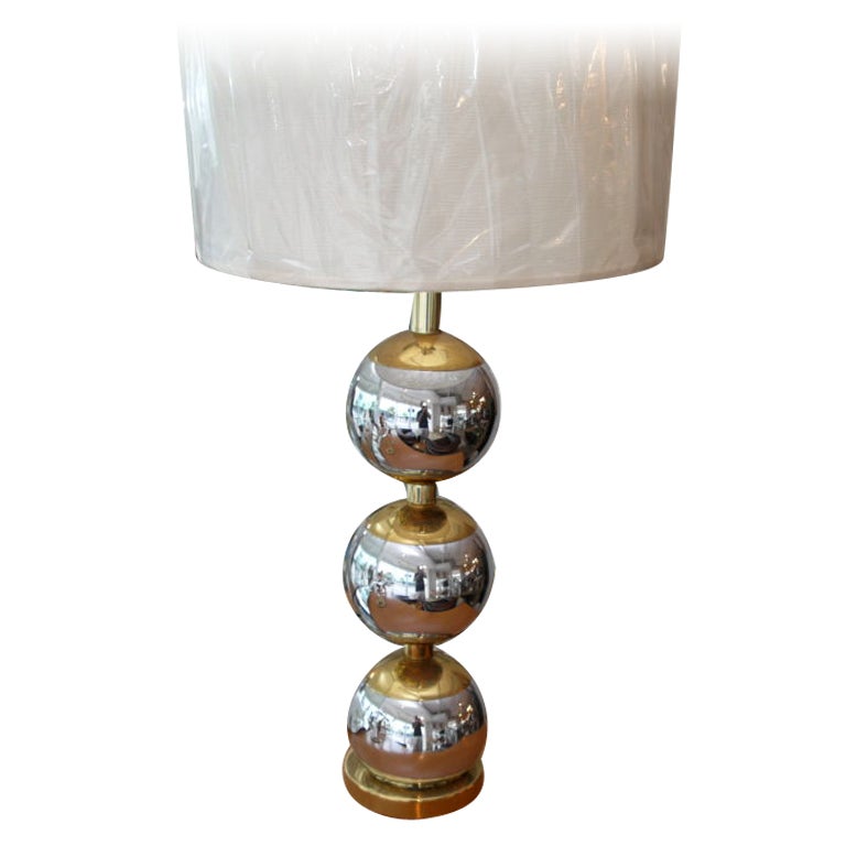 Mid-Century Modern chrome and brass ball table lamp.
Perfect working condition and uses a max. 60 watts light bulb. No shade.
Paul Evans style table lamp and a real classic.
