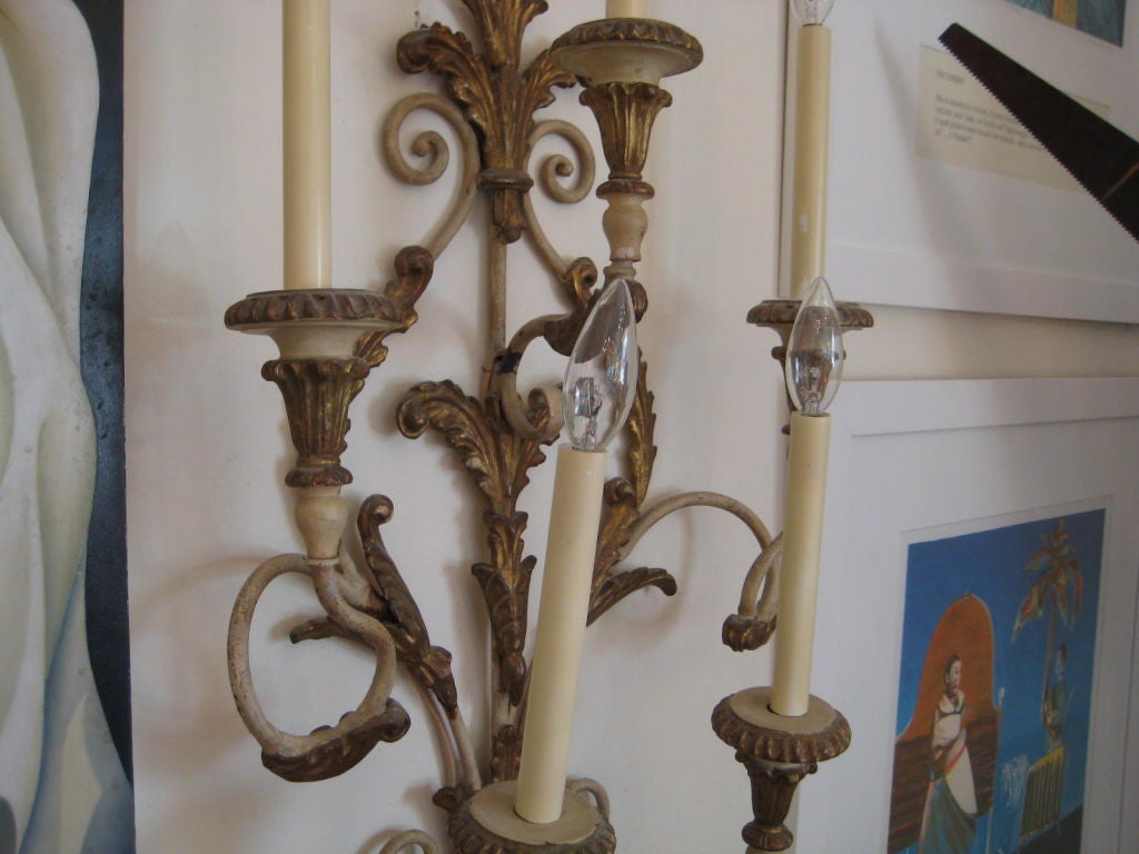 Hand-Carved Pair of Florentine Italian Sconces Carved Giltwood Neoclassical  For Sale