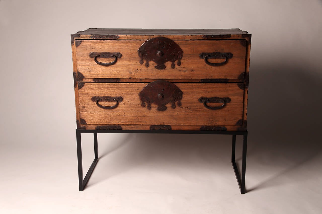 Pair of 19th Century Tansu Chests with Fan Shaped Hardware In Excellent Condition In Chicago, IL