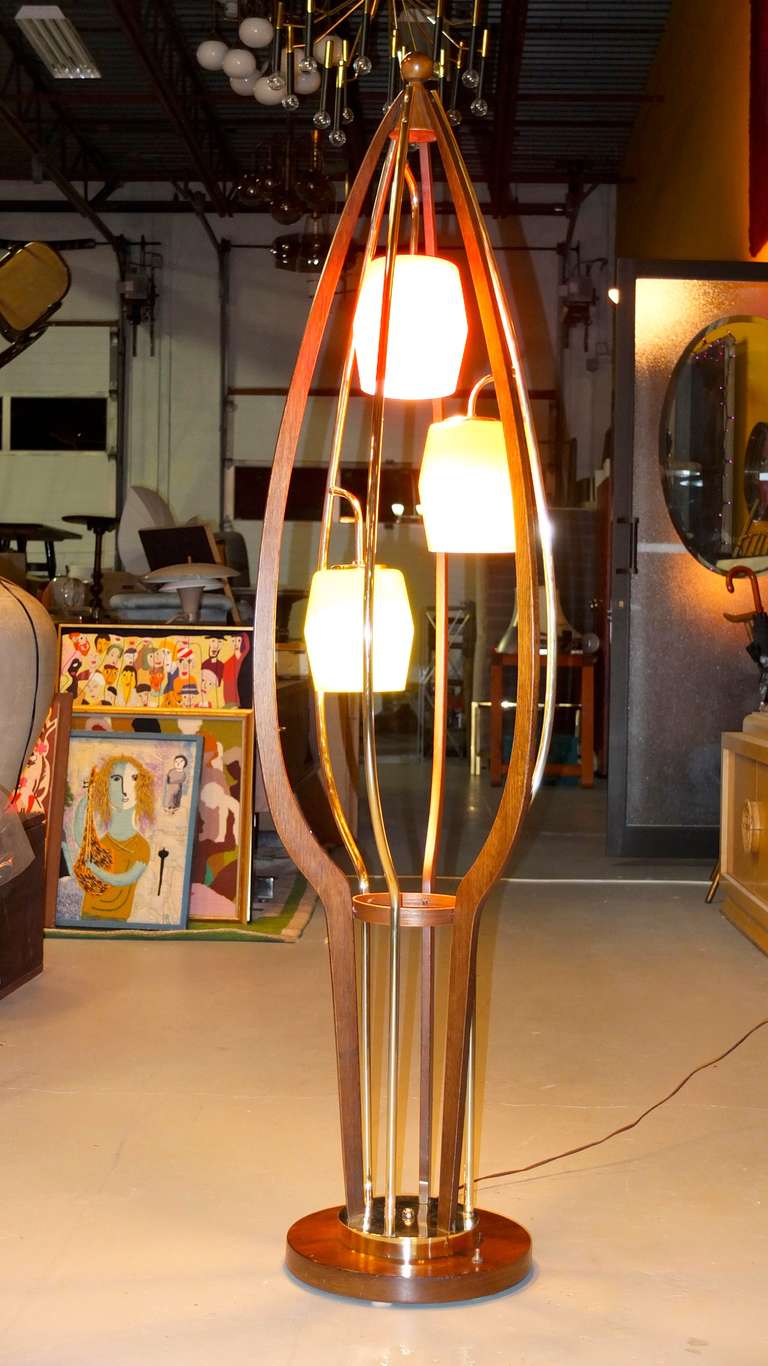 Lampadaire cage à oiseaux en laiton, noyer et verre coloré des années 1960 en vente 1