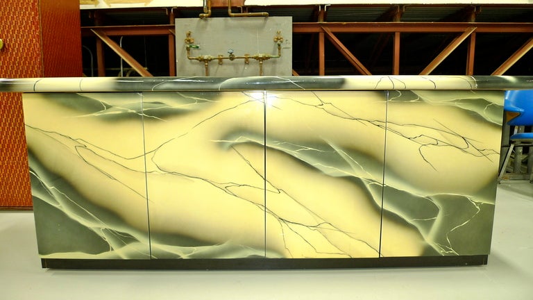 20ième siècle Enfilade personnalisé des années 1980 avec fausse laque de marbre en vente