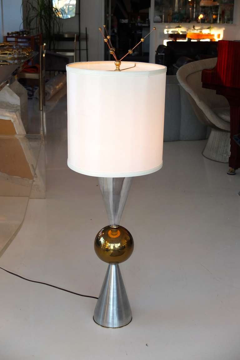 Laiton Lampe de bureau à double cône et boule atomique en vente