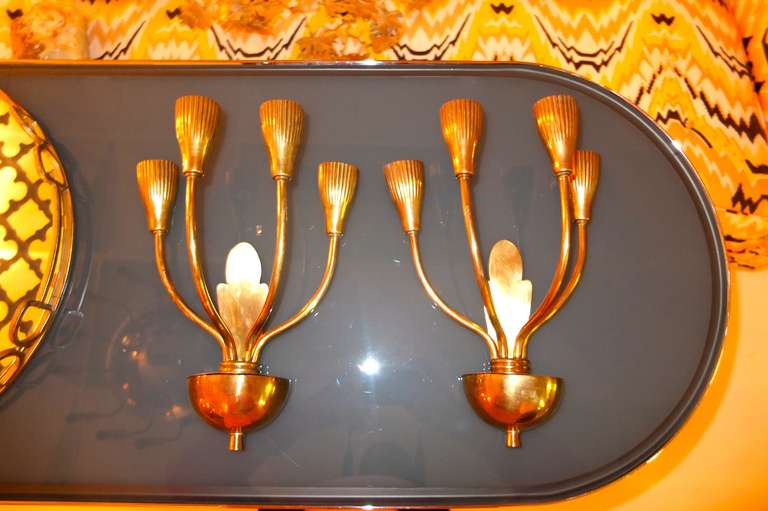 Mid-Century Modern Paire d'appliques à candélabre en laiton italiennes des années 1950 en vente