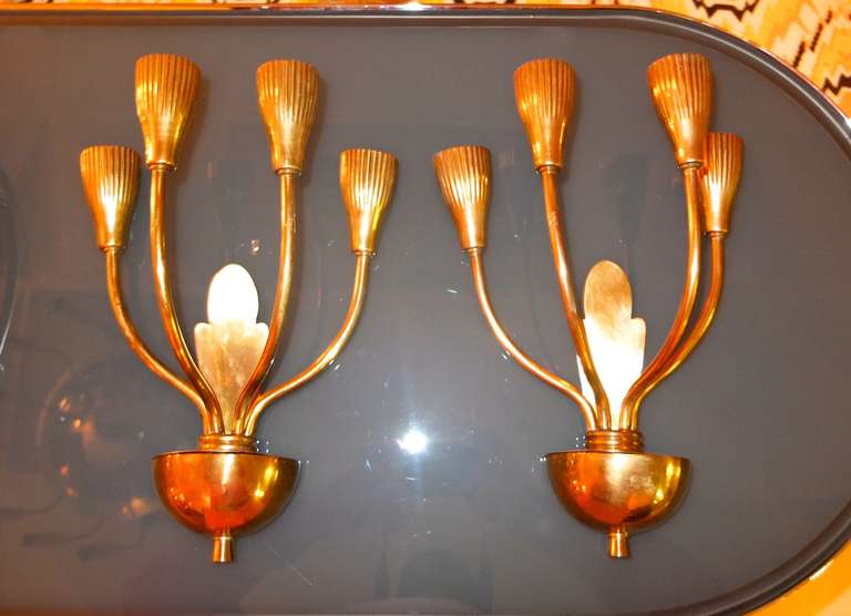 Appliques candélabres italiennes classiques du début des années 1950 avec des cônes de douille cannelés.  

Recâblé et prêt à être monté, avec ou sans abat-jour.