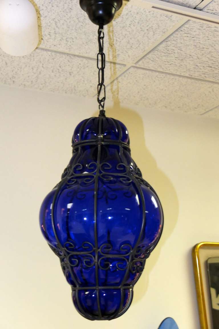 italien Lanterne cage en verre bullé de Murano bleu cobalt en vente