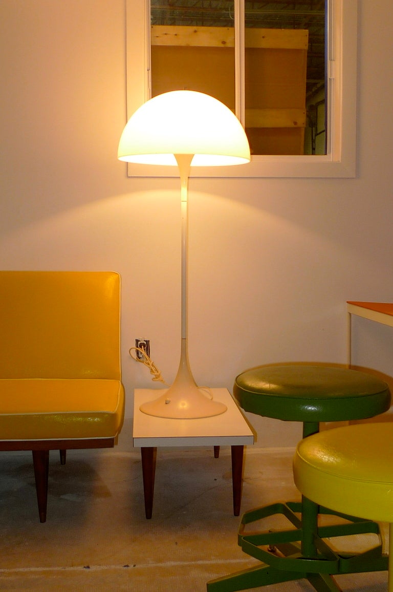 Mid-Century Modern  Lamo de sol Panthella de Verner Panton pour Louis Poulsen  en vente