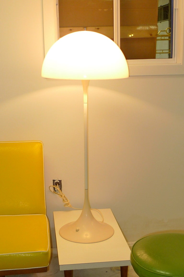 Modèle original de lampadaire blanc du célèbre 