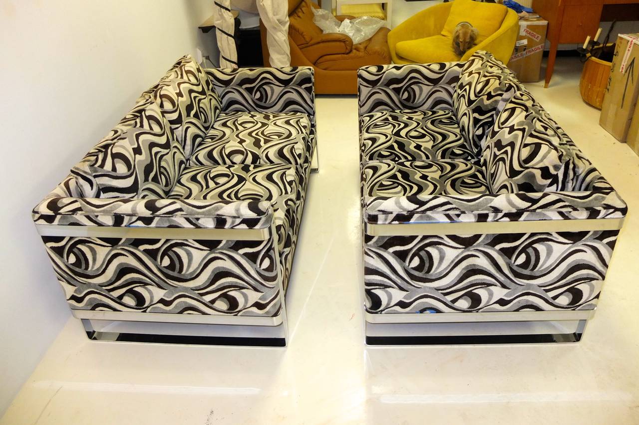 Mid-Century Modern Paire de sièges d'amour encadrés de chrome dans le style de Milo Baughman en vente