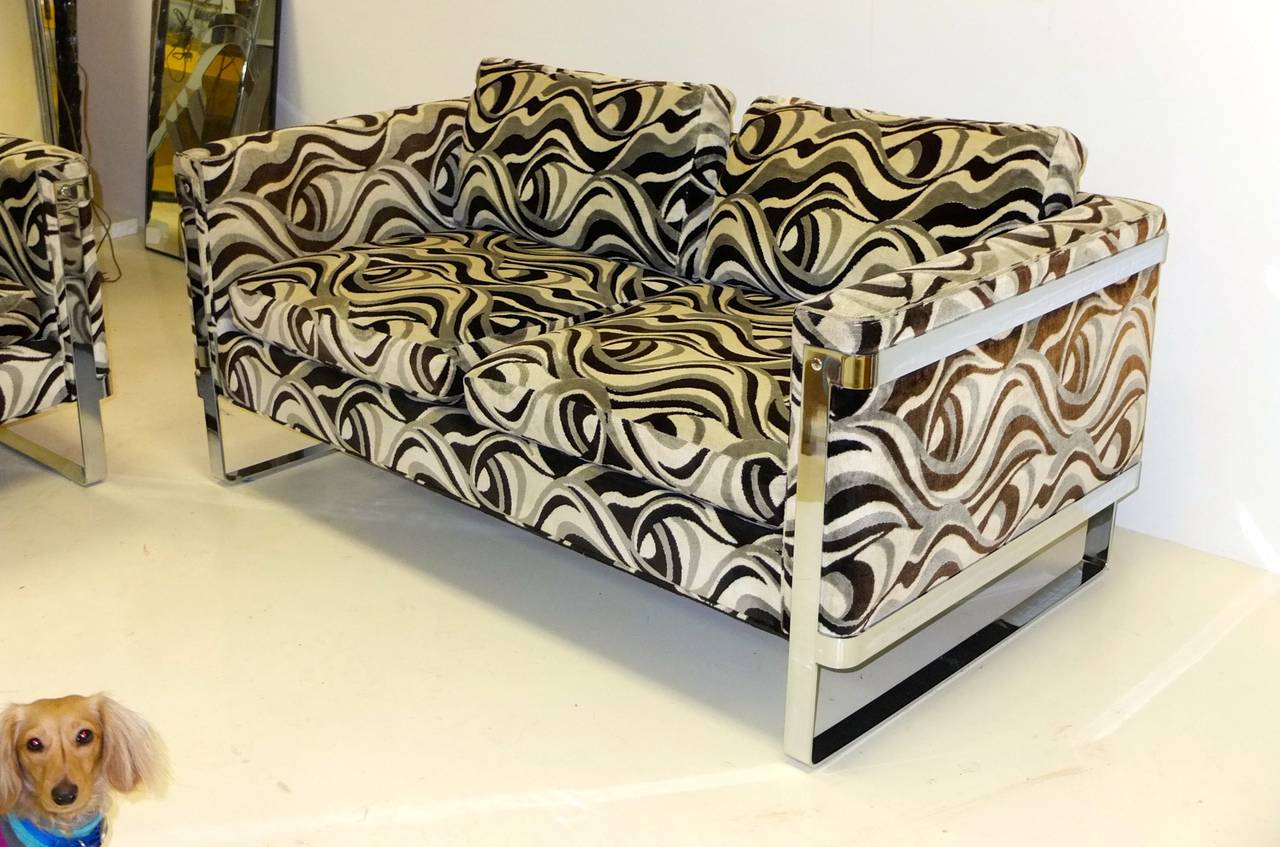 Milieu du XXe siècle Paire de sièges d'amour encadrés de chrome dans le style de Milo Baughman en vente