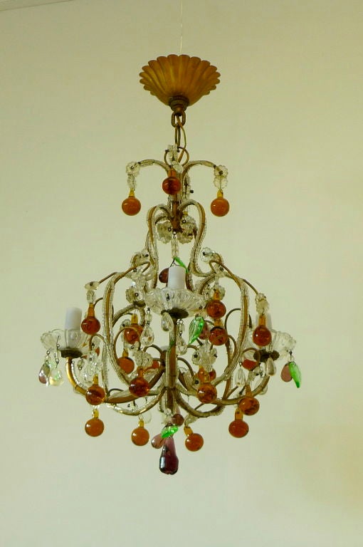 Ein charmanter Kronleuchter mit vier Leuchten im Stil von Maison Bagues.  Die Farbtöne sind tiefes Topas mit grünen und amethystfarbenen Glasperlen.