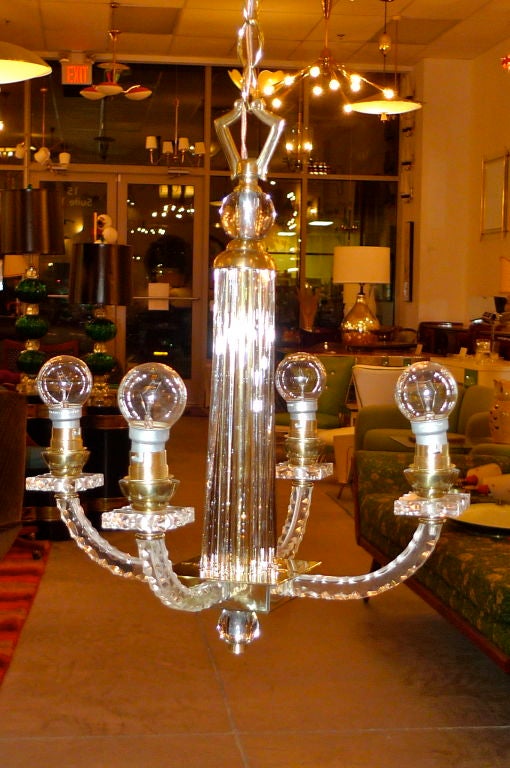 Francese Jacques Adnet Petit, lampadario a 4 bracci in lucite, vetro e ottone in vendita
