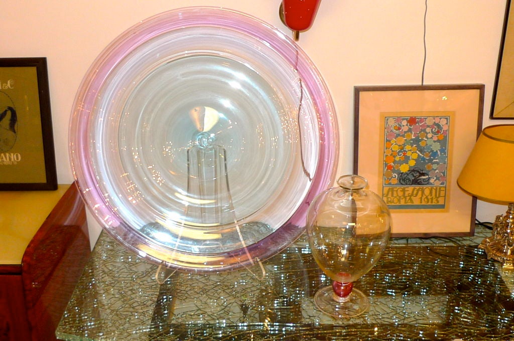 Großes, mundgeblasenes Lavendelglas-Ladegerät des Glaskünstlers Robin Mix, signiert und datiert 1989.  
Siehe unser separates Angebot Ref: U11080888661078 für die dazugehörige Veroneser Vase von Robin Mix. 