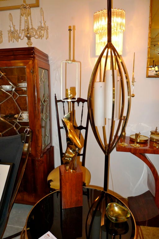 Richard Barr Sculptural Cast Polished Brass on Walnut Lamp by Laurel In Good Condition In Hanover, MA