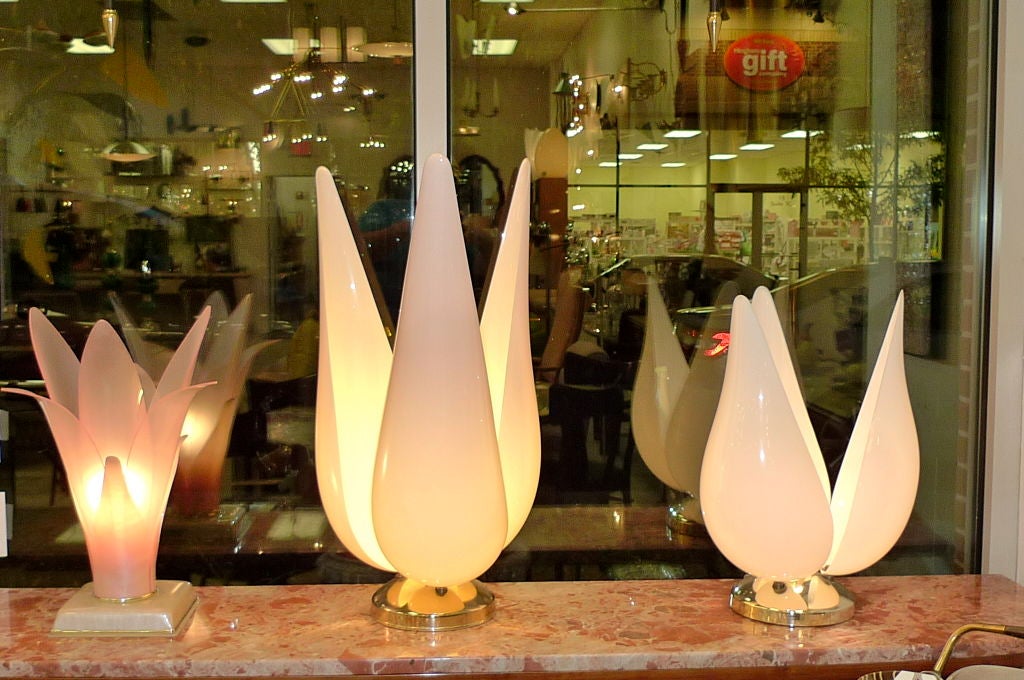 Fin du 20e siècle Paire de lampes de table à pétales de tulipe en acrylique rose d'après Rougier en vente