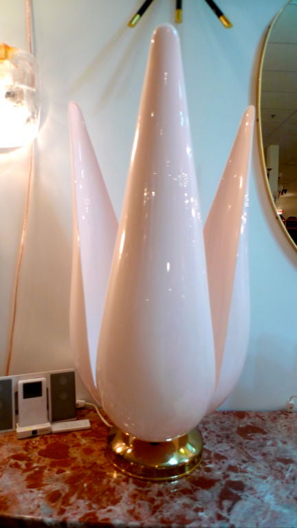 Late 20th Century Pair of Pink Acrylic Tulip Petal Table Lamps after Rougier For Sale