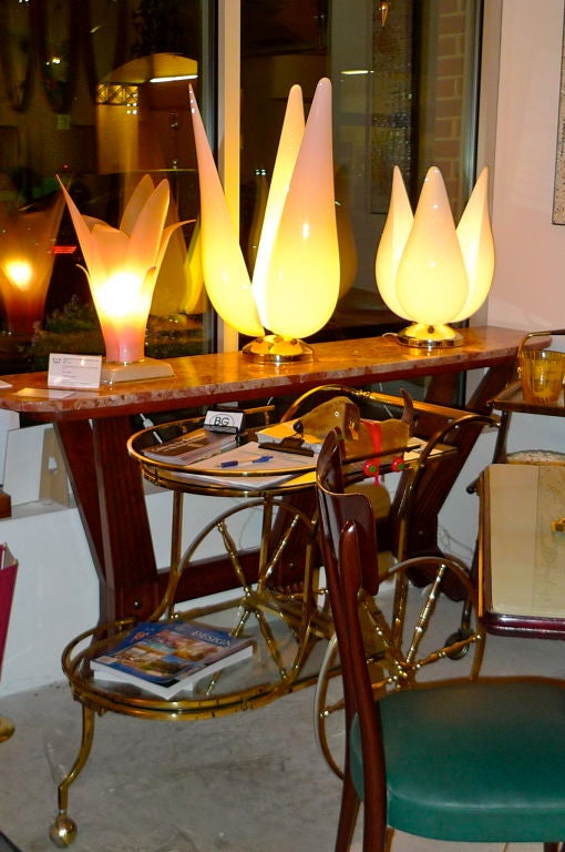 Paire de lampes de table à pétales de tulipe en acrylique rose d'après Rougier en vente 5