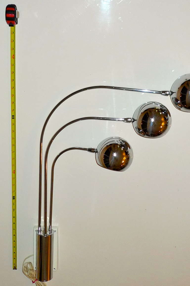 Lampe murale à 3 bras en forme de boule d'œil en chrome par Mutual Sunset Lighting  en vente 2