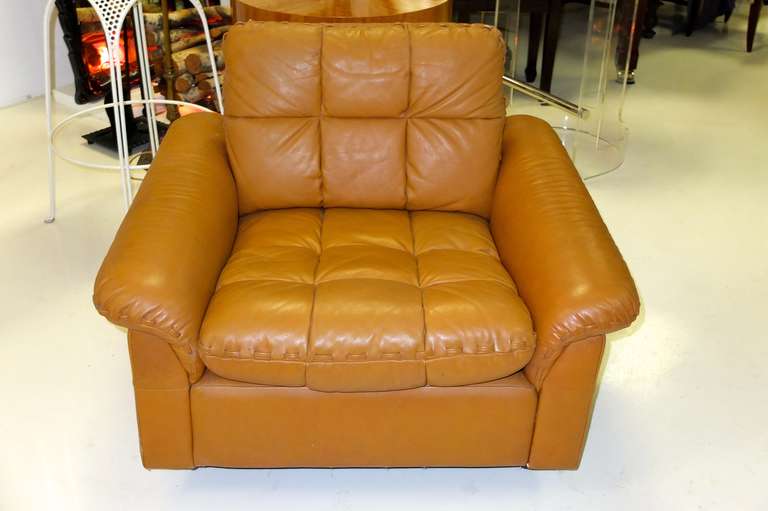Gorgeous caramel colored soft leather lounge chair by Tetrad UK from their Solo collection. 
Square tufted loose cushions with whip-stitching on the arm pads.

See our separate listing for companion Tetrad lounge chair with ottoman.