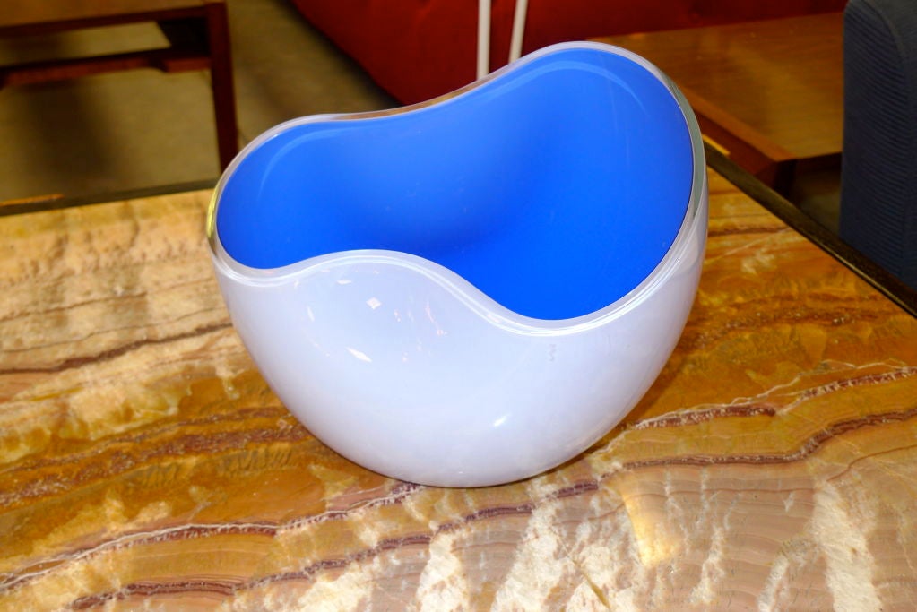 Strikingly graphic large Murano glass asymmetric and biomorphic bowl in royal blue and white by the Maestro Alfredo Barbini, signed 