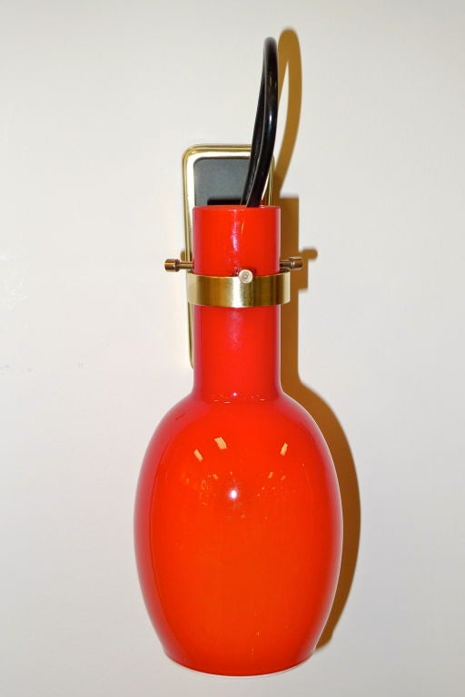 Coppia di lampade Vistosi in vetro rosso e ottone In condizioni ottime in vendita a Hanover, MA