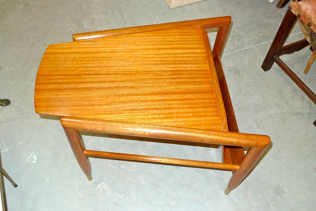 Acajou Table compensée pour magazines de John Keal pour Brown Saltman en vente