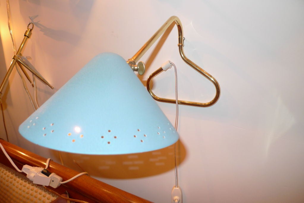 italien Lampe de bureau ou de table suédoise des années 1950 à poser ou suspendre au mur en vente