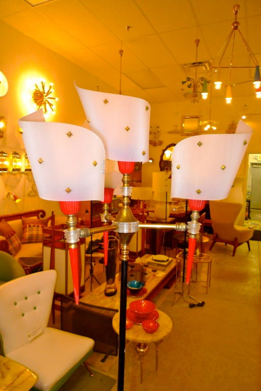 Milieu du XXe siècle Paire de lampadaires tripodes fantaisistes de style moderniste français en vente