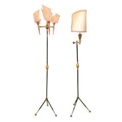 Paar skurrile französische modernistische Dreibein-Stehlampen