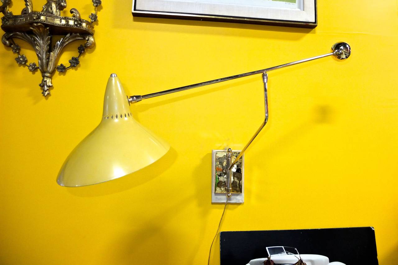 SATURDAY SALE (7/18)


Impeccable French 1950s pivoting counterbalance swing arm wall sconce with solid brass armature that has been electroplated in 24-karat gold. The light source is inside the yellow asymmetrically spun aluminum shade with