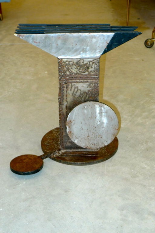 Vintage Handwerk gemacht Stahlplatte niedrigen Tisch Basis.  Unterschrift nicht ersichtlich. Abbildung 3 und 10 zeigt einen Sockel mit einer runden Glasplatte mit 24 Zoll Durchmesser.