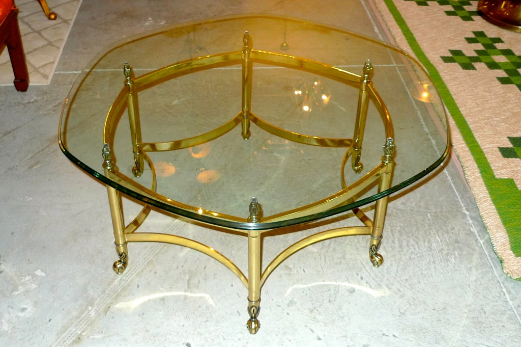 Dieser Tisch ist eine schöne mittelgroße Version des größeren Modells, das ich zuvor hatte. Messing-Tisch im neoklassischen Design mit sechs Seiten, Klauenfüßen und einer schönen, dicken, sechseckigen Glasplatte mit der für LaBarge