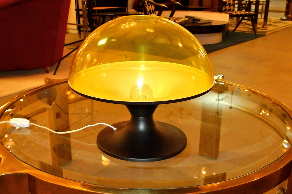 Plastique.....Lampe de table italienne du début des années 1970 avec une base tulipe en aluminium noir mat et un dôme en plexi jaune, ouvert sur le dessus, inspiré de la lampe de table Siderea d'Alberto Roselli pour Fontana Arte, 1969.  Accepte une
