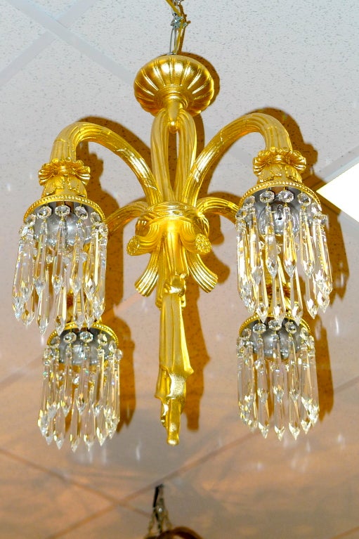 Kronleuchter mit zwei Armen aus vergoldeter Bronze und Kristall (20. Jahrhundert) im Angebot