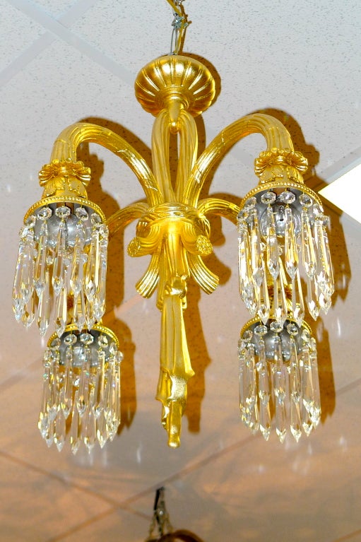 XX secolo Lampadario a quattro bracci in bronzo dorato e cristallo in vendita