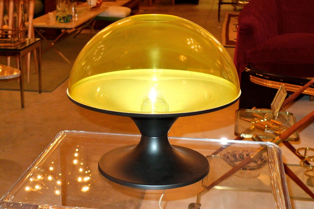 Plastique Lampe à dôme en plastique jaune de style Pop Art italien en vente