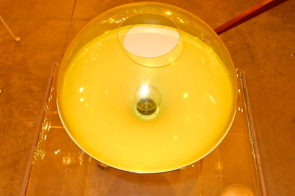 Lampe à dôme en plastique jaune de style Pop Art italien en vente 1